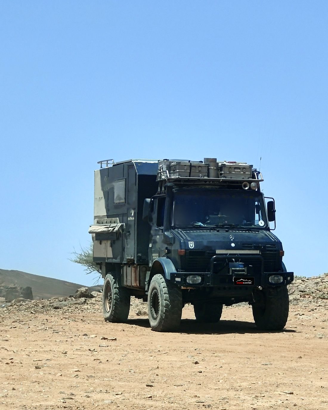 Camion d'expédition sur une piste du désert