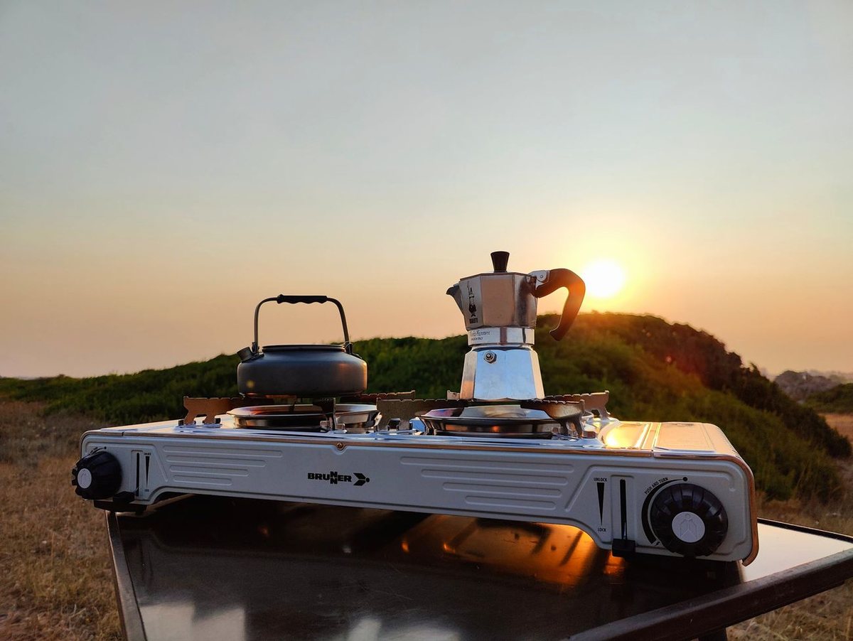 Café préparé sur un réchaud au lever du soleil