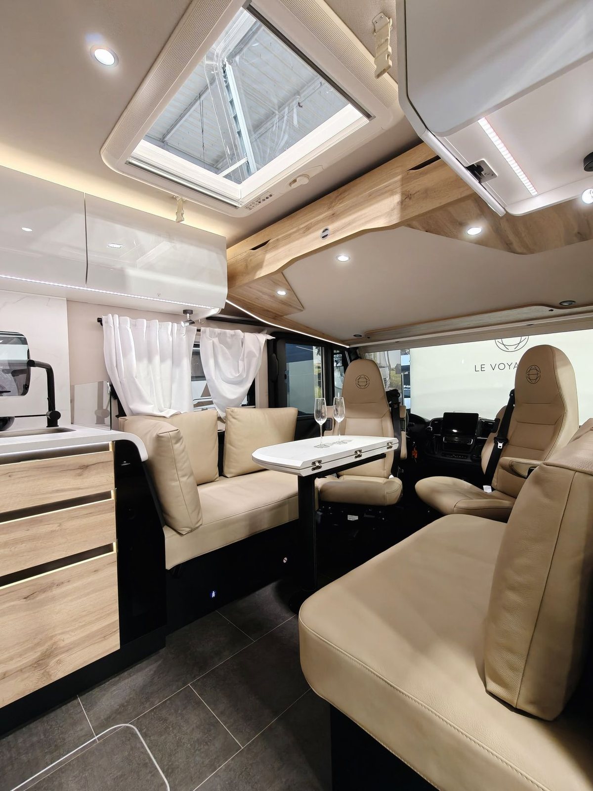 Intérieur d'un camping-car : salon, lanterneau et finitions bois