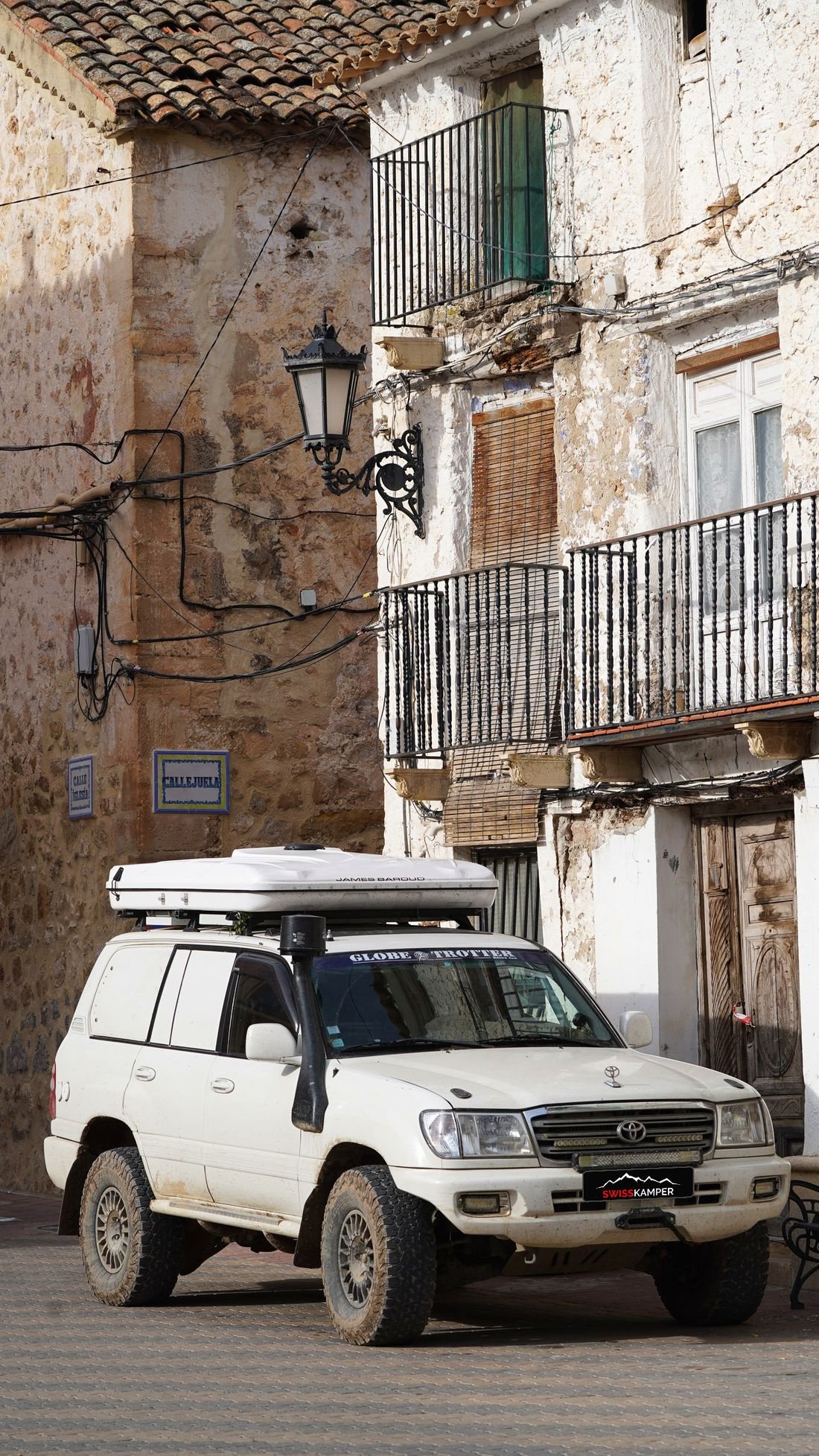 4x4 de voyage dans une ruelle de village espagnol