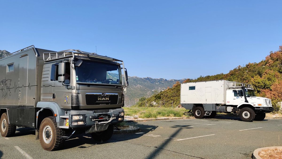 Deux camions d'expédition sur un parking de montagne