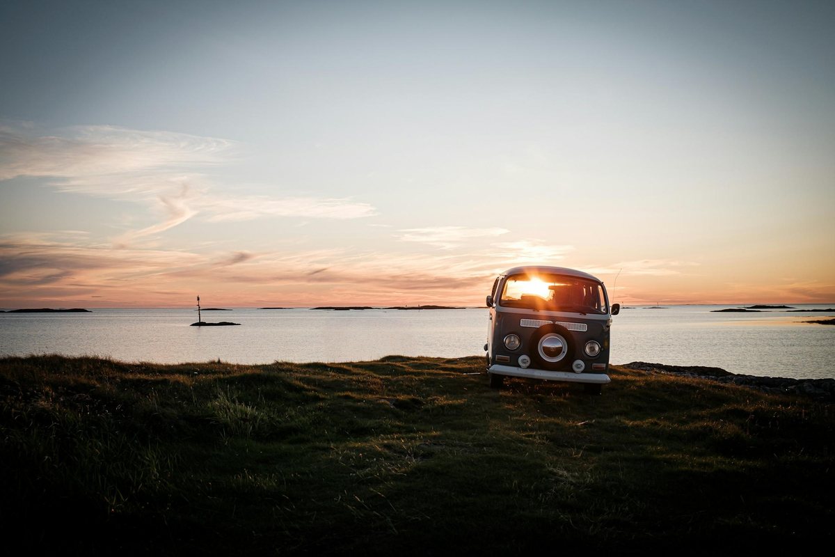 Combi vintage au bord de l'océan au coucher du soleil