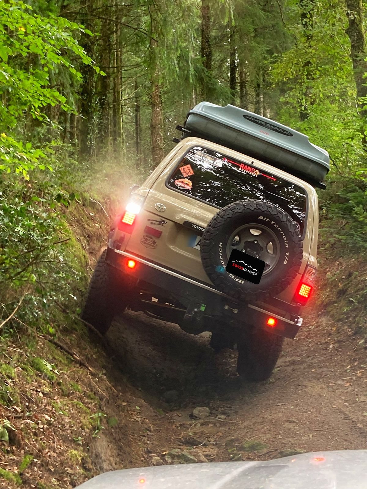 4x4 en franchissement sur une piste forestière