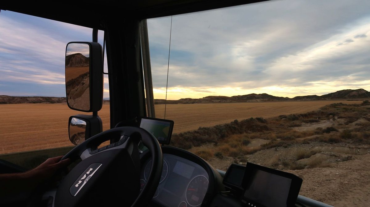 Vue depuis la cabine d'un camion sur une plaine désertique