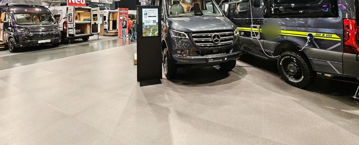 Hall de salon, fourgons 4x4 sur les stands